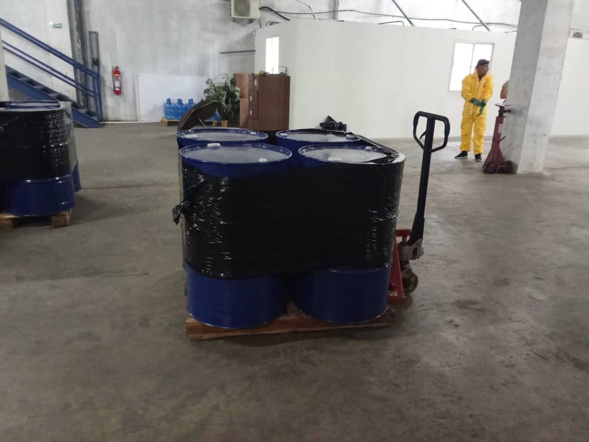 Autoridades decomisan 140 tanques con químicos para cocaína en la Zona Libre