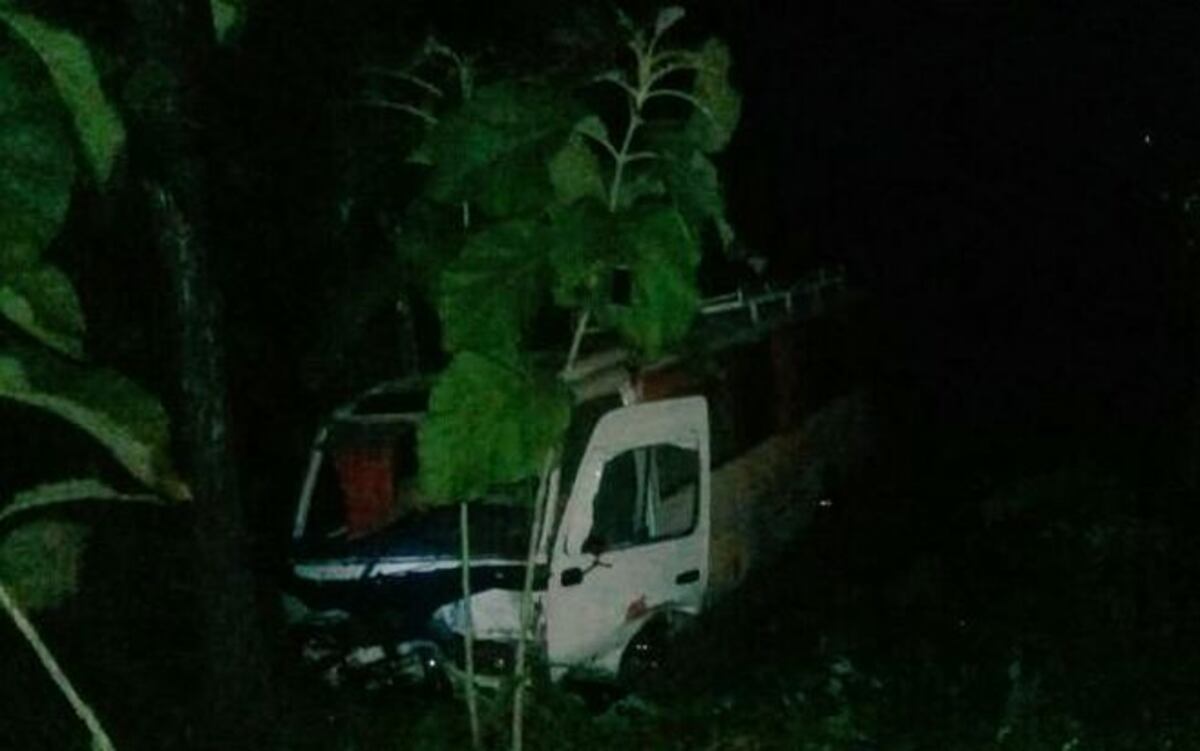 Un padre y su hija de 3 añitos mueren al chocar bus de ruta contra pickup| Video