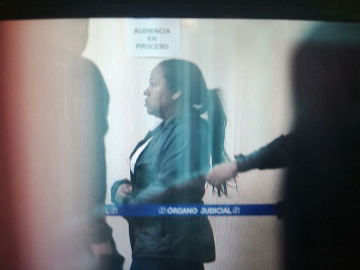 Imputan cargos a las dos mujeres vinculadas a la agresión de una unidad policial