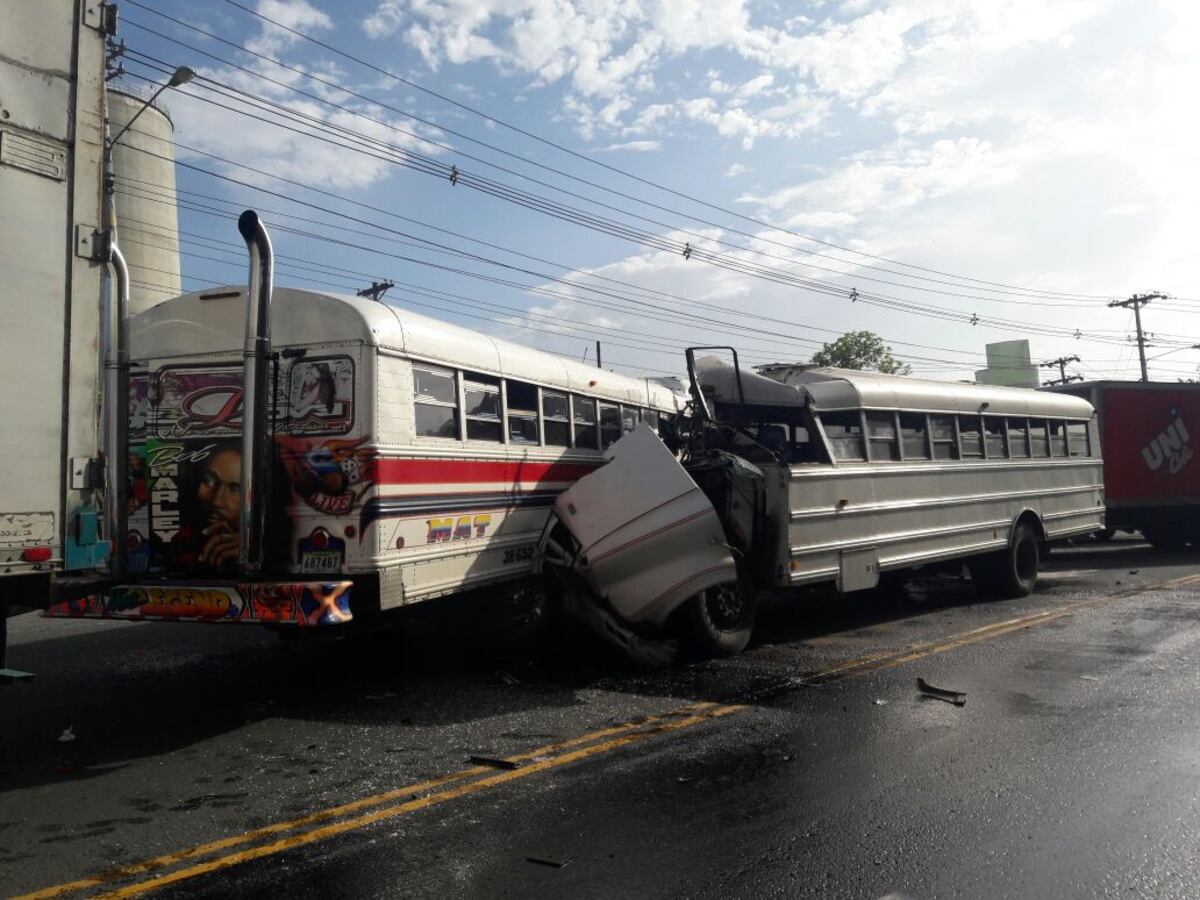 Aparatoso accidente entre buses y camión en Nuevo San Juan deja 25 heridos