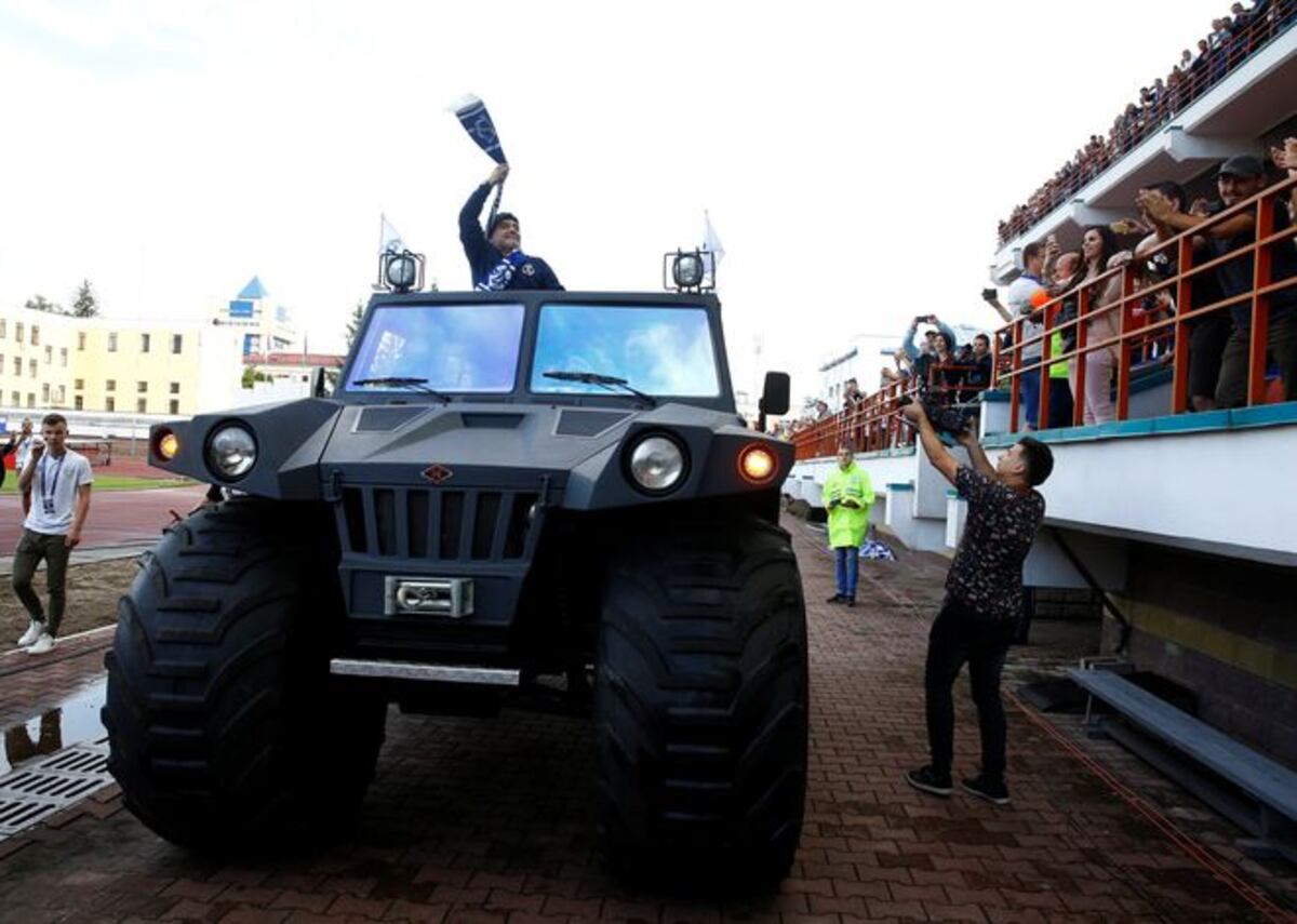 Después del show del Mundial hay clubes que creen en Maradona en Bielorrusia