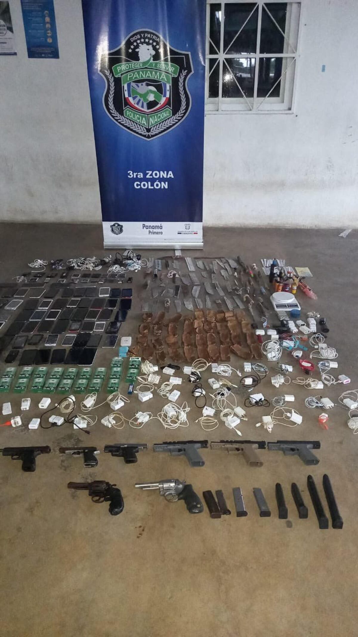 Sorprenden a los detenidos de Colón con armas de fuego y muchas cosas más