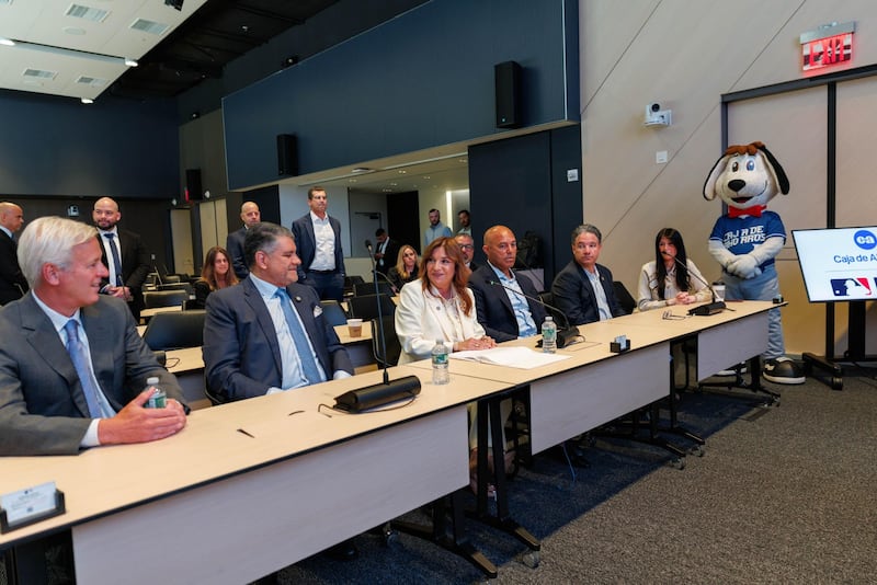 Estrellas del béisbol buscan sacar adelante el talento beisbolero del país