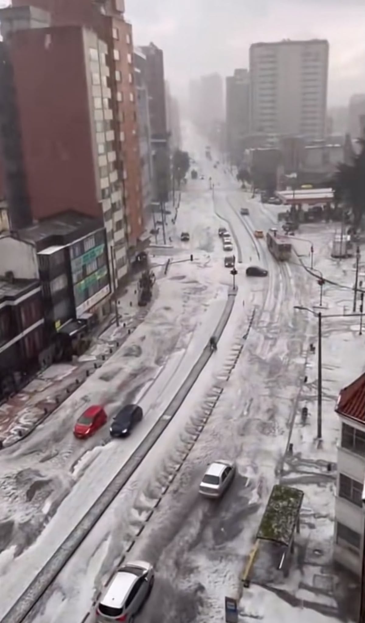 VIDEOS VIRALES | ¡Bogotá se cubrió de ‘nieve’! Impresionante granizada dejó calles completamente blancas
