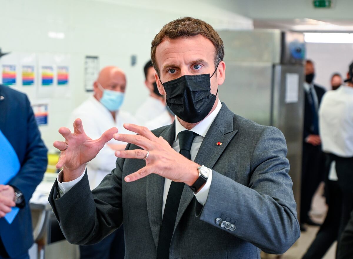 Cachetean al presidente de Francia. Dos hombres fueron detenidos, multados y podrían ir presos