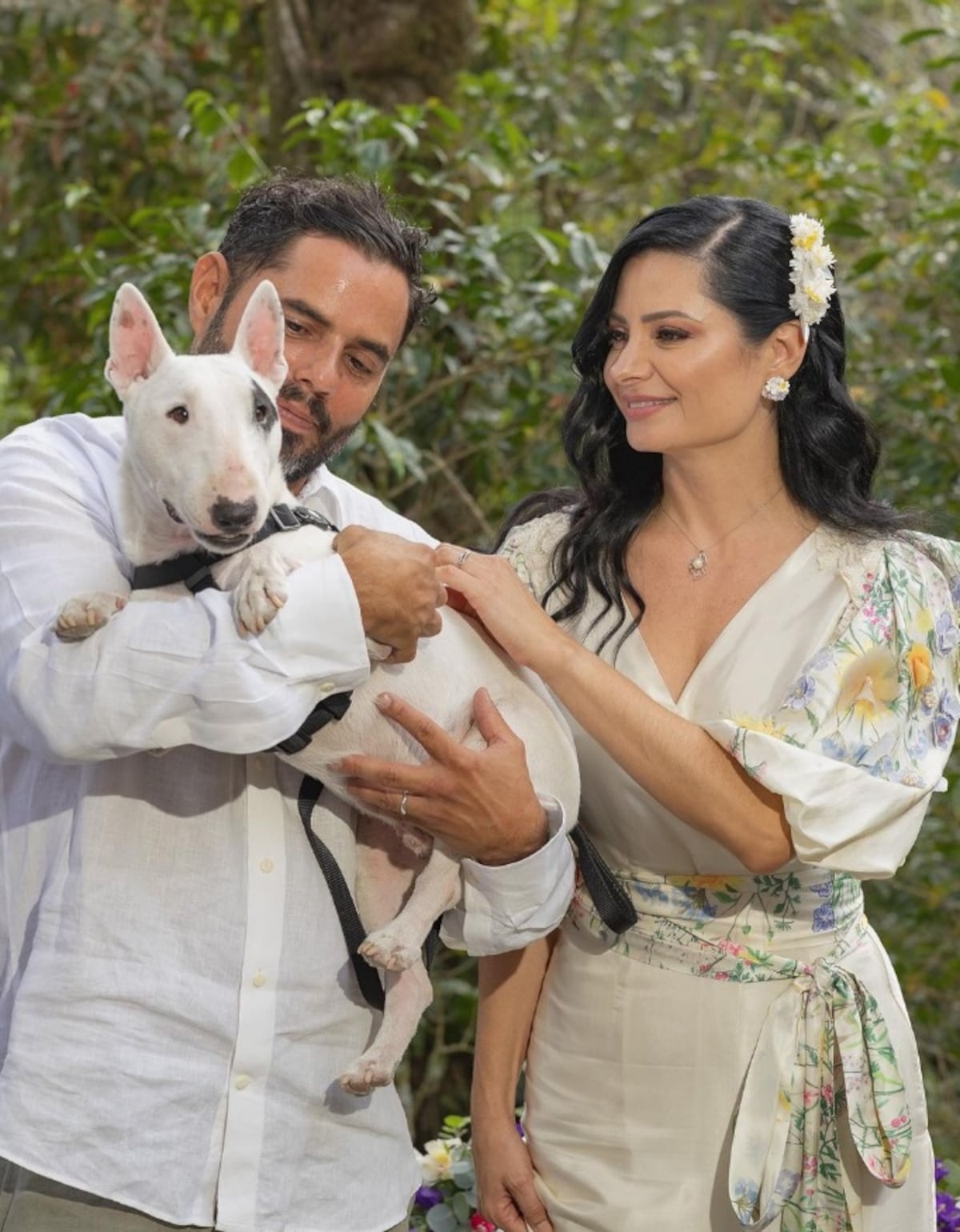 Diseñador Tony Vergara sorprende con vestido de novia de flores del campo para Kira, esposa del Chef Argimiro Armuelles