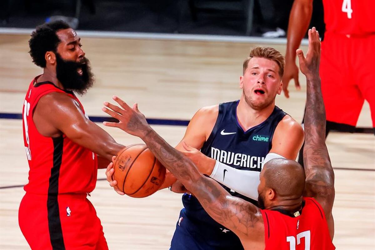 Harden gana duelo a Doncic y Rockets remontan ante Mavericks en reinicio de la temporada