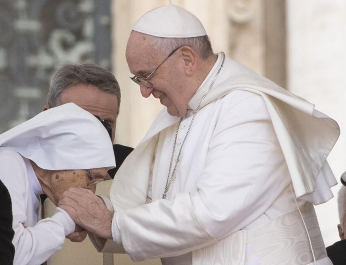 El papa Francisco ahora le permite a monjas que le besen su anillo