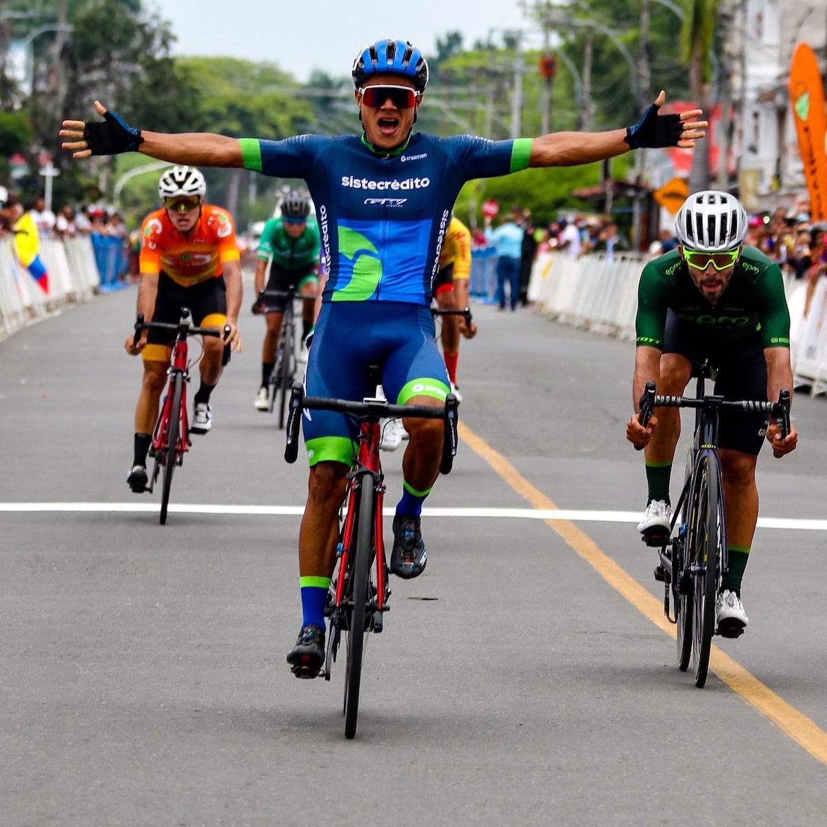 Ciclista chiricano planta bandera en primera etapa de la Vuelta al Valle en Colombia