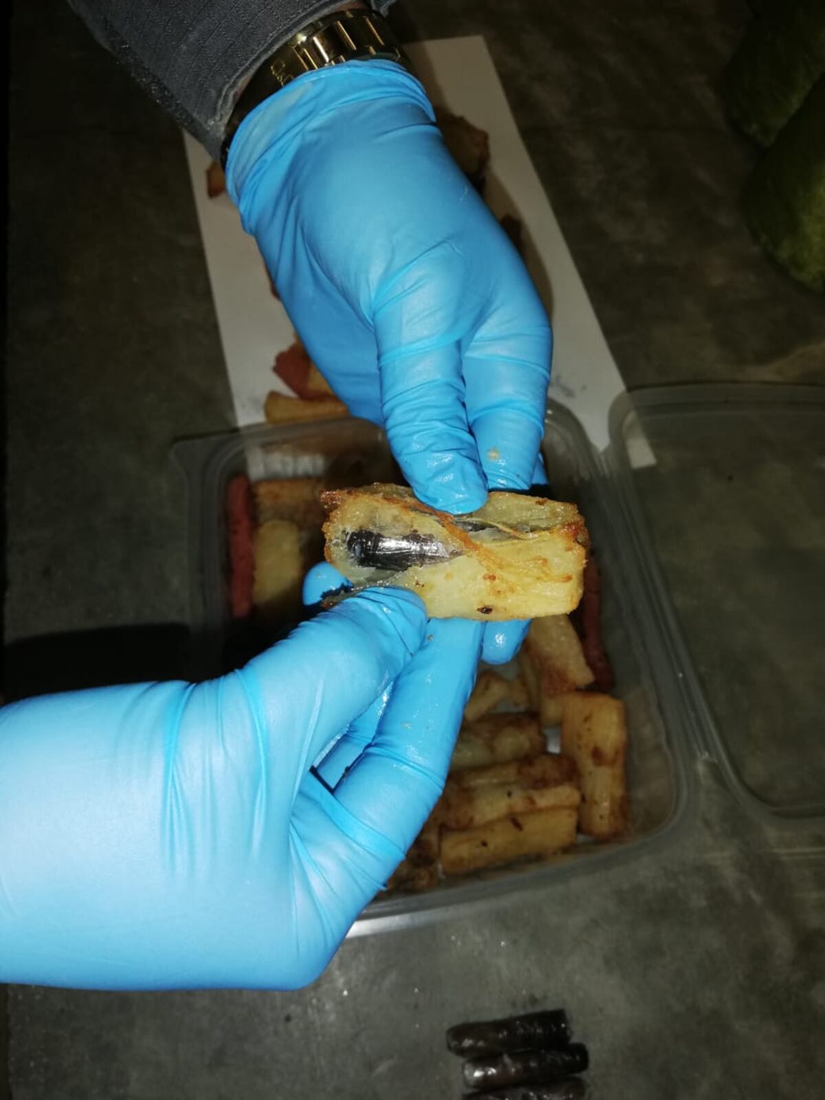 Mujeres le querían meter la yuca a los policías pero las descubieron