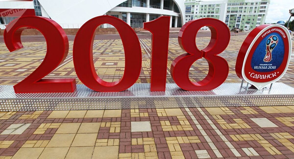 Rusia, tan enorme como enigmática, se abre a la pasión del fútbol