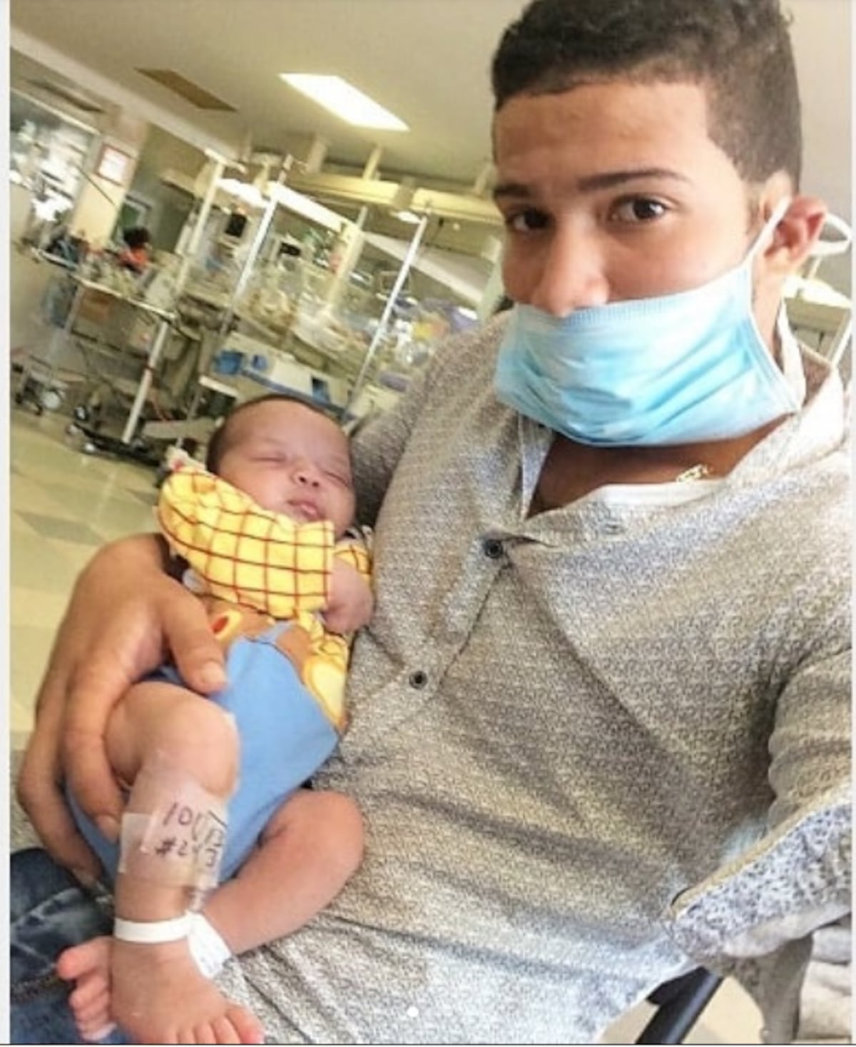 El excompetidor de Calle 7 Yossi 'El Berraco' se estrena en la paternidad