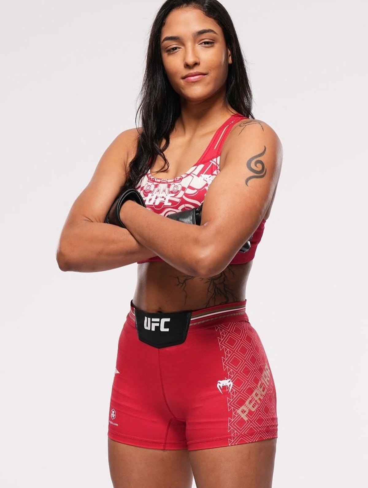 Alice ‘Golden Girl’ rompe récord: la debutante más joven en la UFC