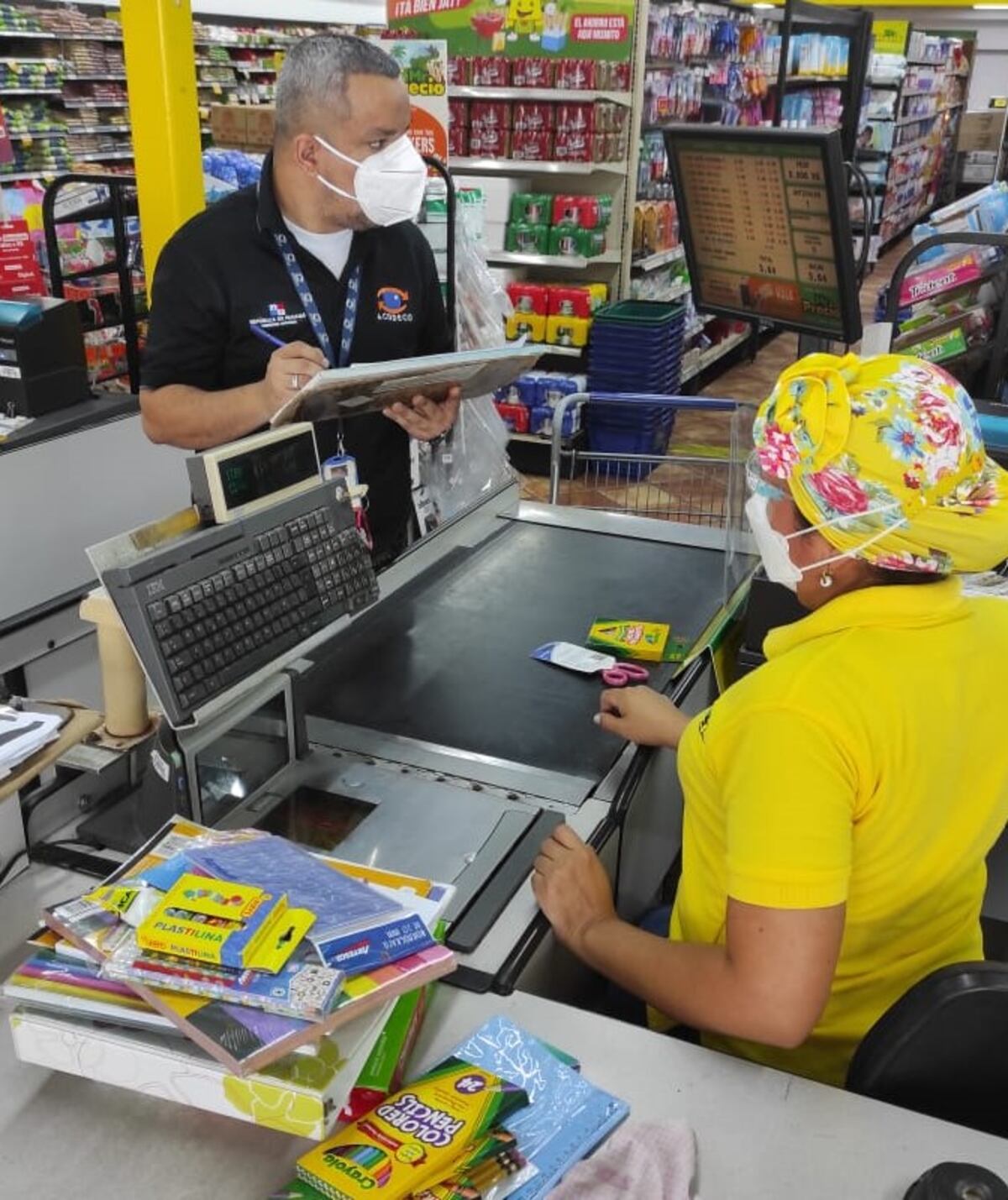 Cuidado. Comercios cobran más de lo anunciado en productos escolares