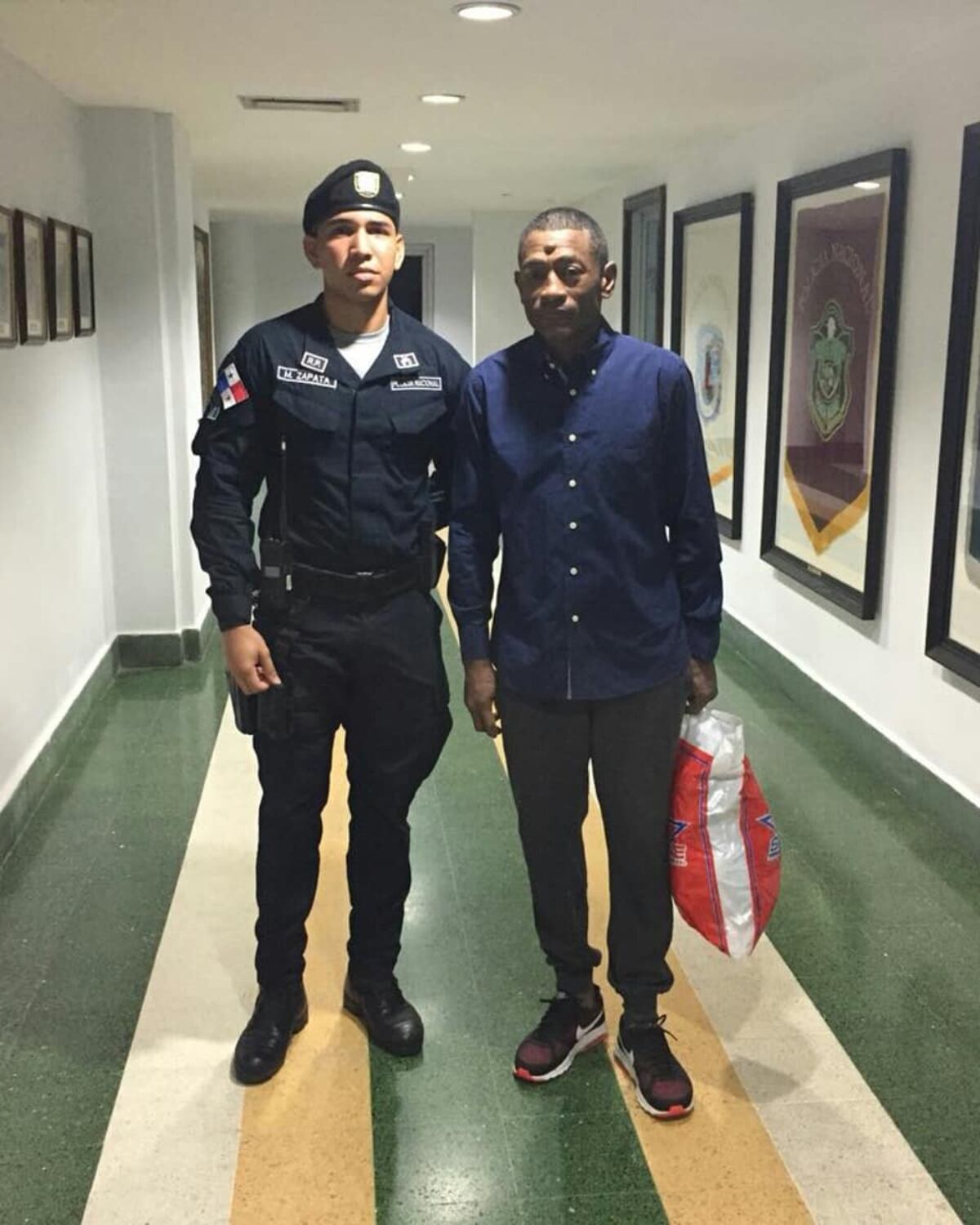 ¡TREMENDO HÉROE! Este fue el hombre que salvó a la mujer arrastrada con su auto