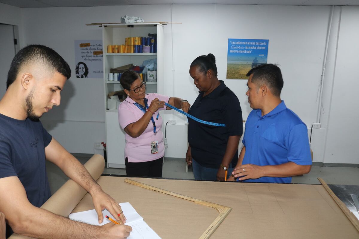 El sueño de Santos: recluso de El renacer quiere vestir a su madre con su propio diseño