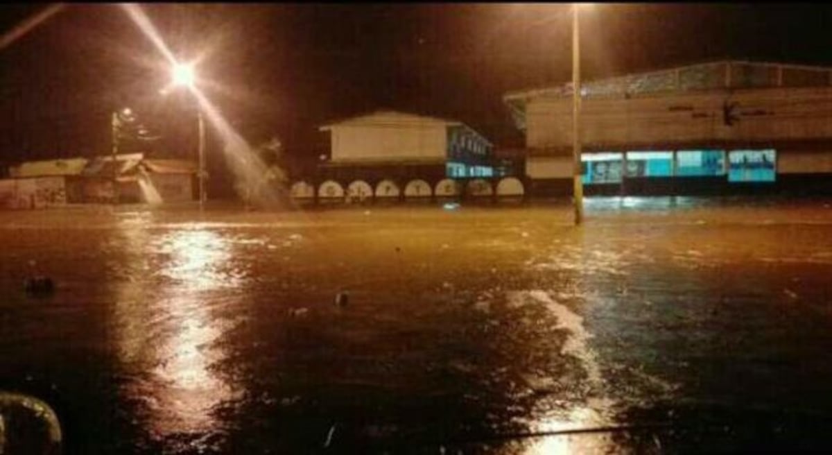 ¡EMERGENCIA! Derrumbes en Colón, personas atrapadas, FTC al rescate|VIDEO