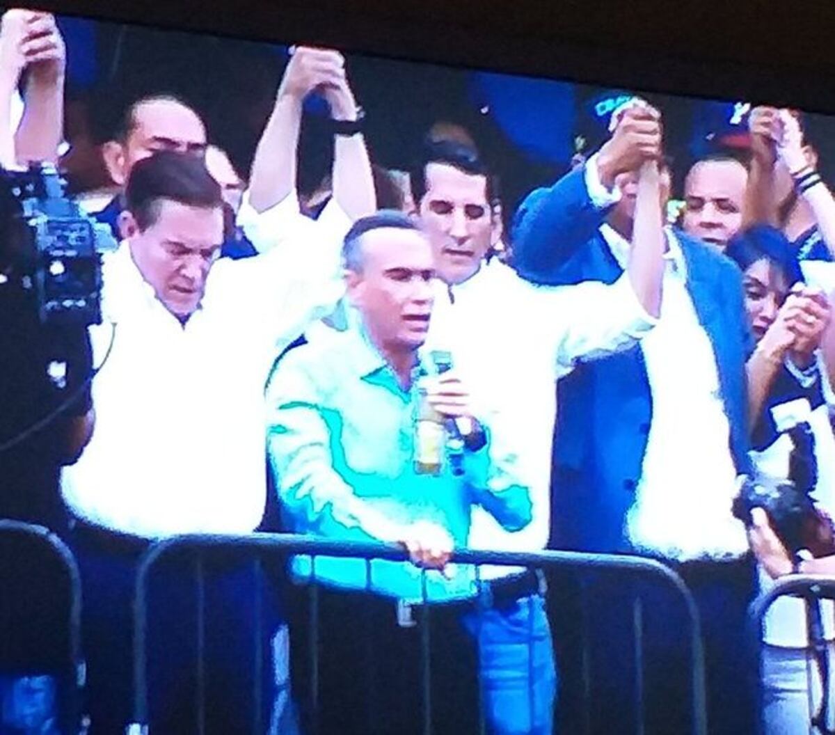 Lo que hace la política.Candidatos en Culto de Unción con pastor Álvarez