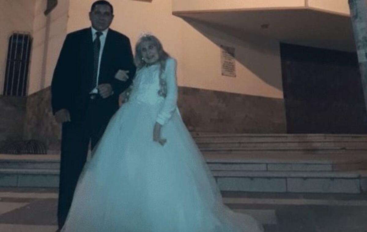 Cumple su deseo. Llegó a 90 años y para celebrarlos lo hizo como una quinceañera