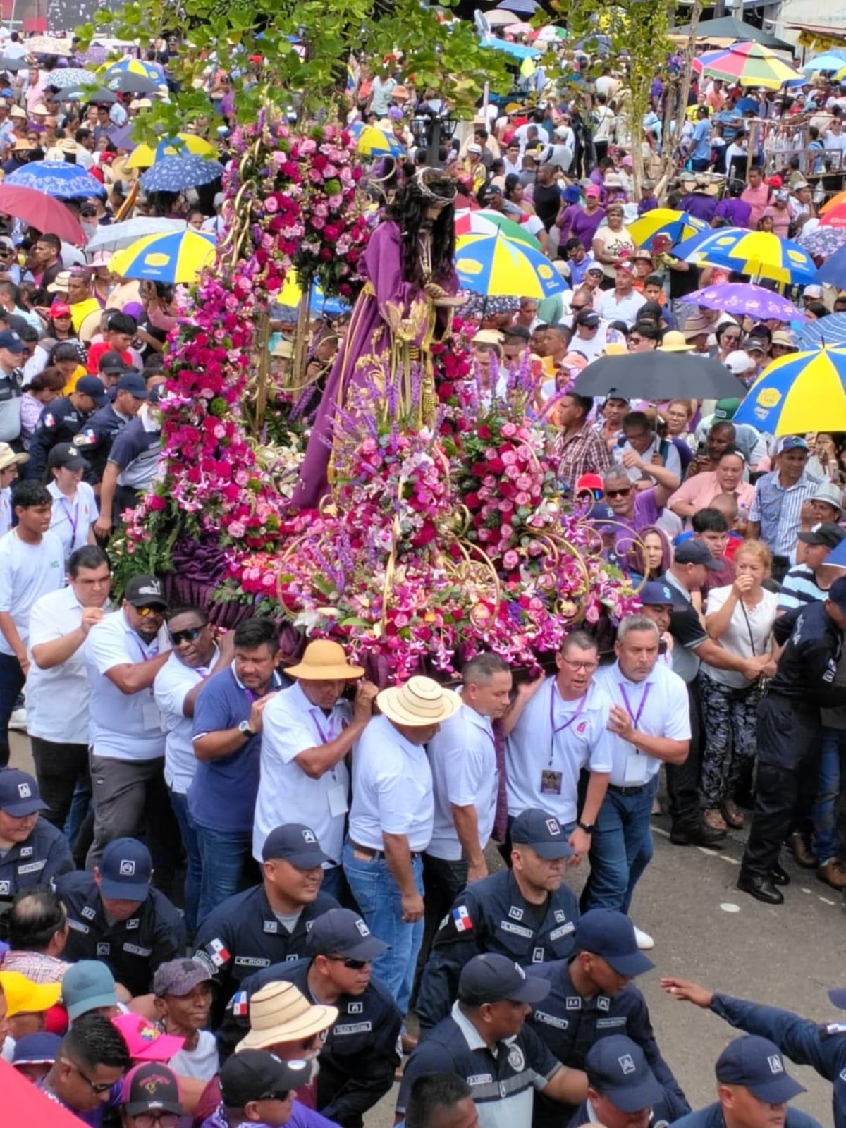 Fieles llenan Atalaya mientras Iglesia exige cambio de corazón