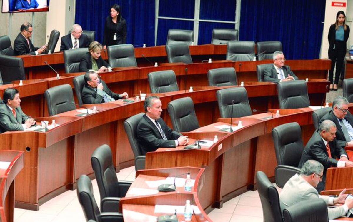 Asamblea sigue disfrazando el despilfarro en las planillas