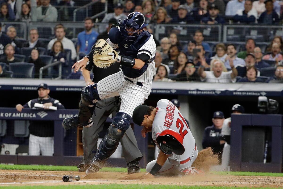 Pujols y error impiden que los Yankees  se coronen en el Este