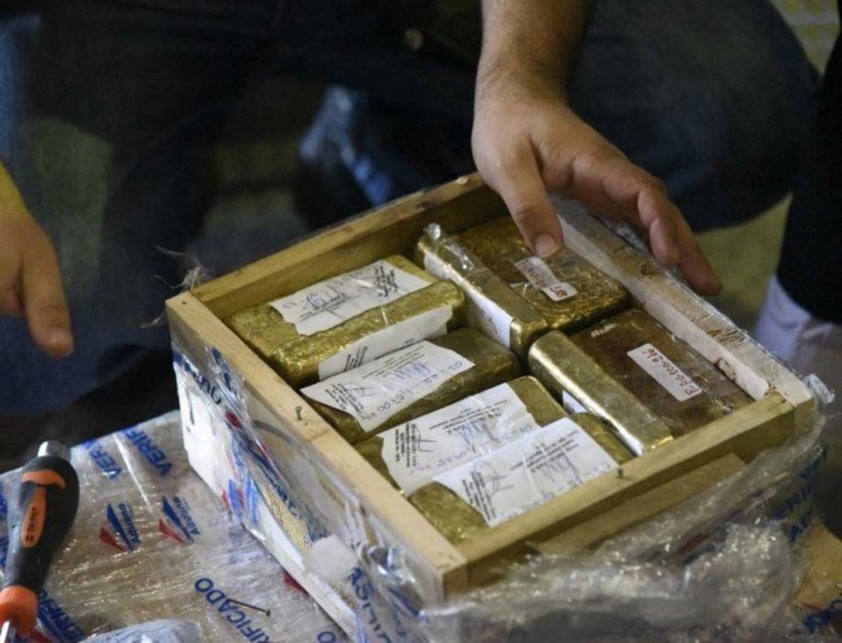 ¡QUÉ FORTUNA! Barrendero de aeropuerto se encontró siete lingotes de oro