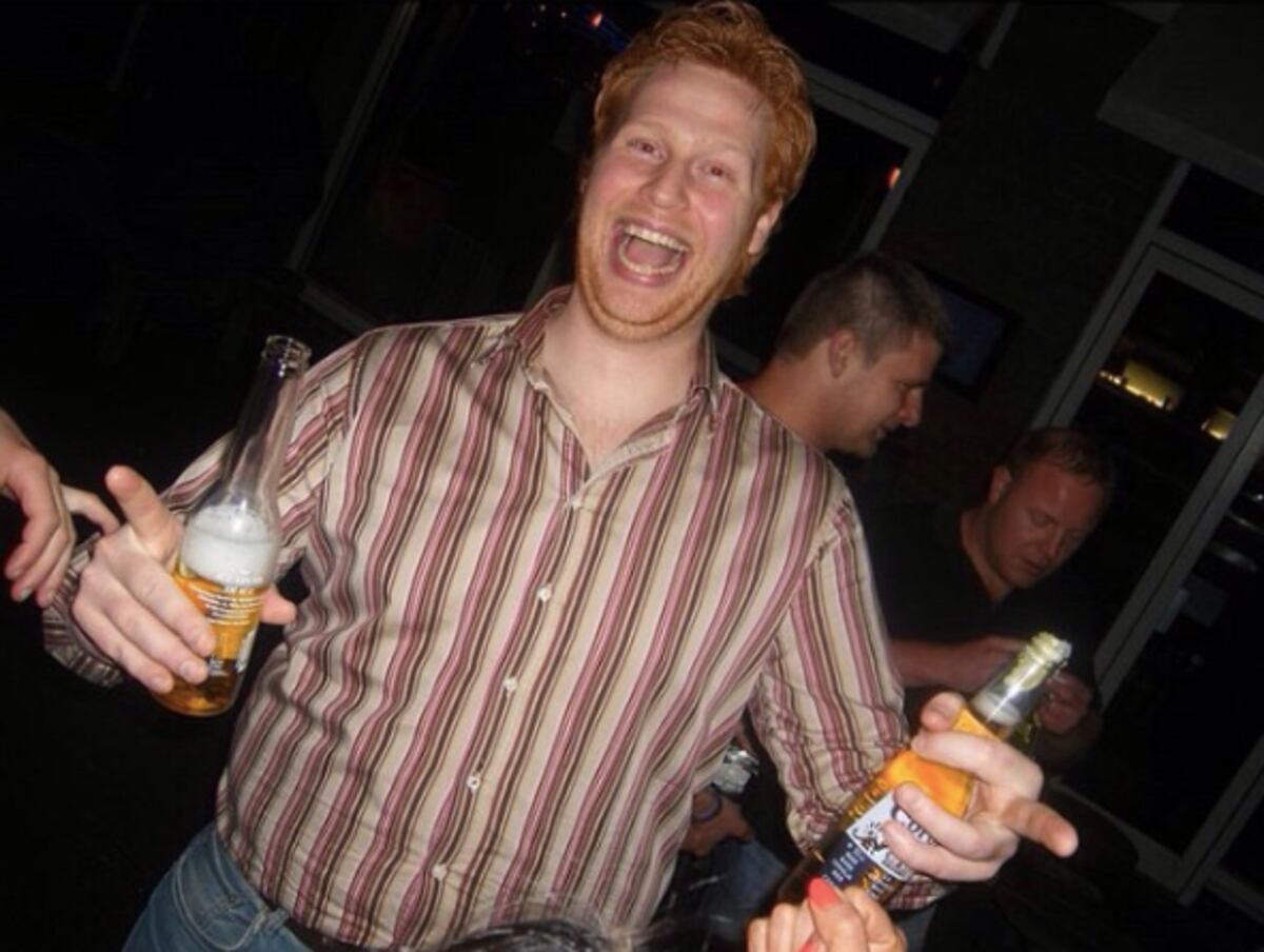 Oficinista perdió más 80 libras, se dejó las barbas y es un cotizado modelo