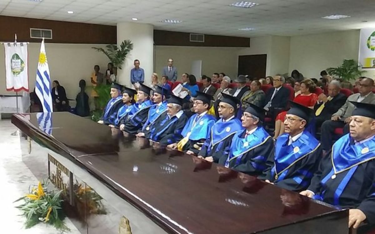 ¡DOCTORADO HONORIS CAUSA! Le entregó la UP a expresidente de Uruguay José Mujica
