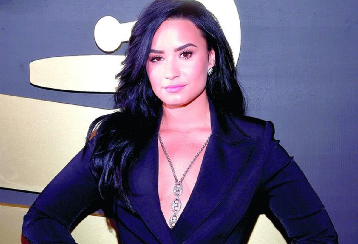 Demi Lovato se enfrasca en redes con fan por decisión de botar a entrenadora