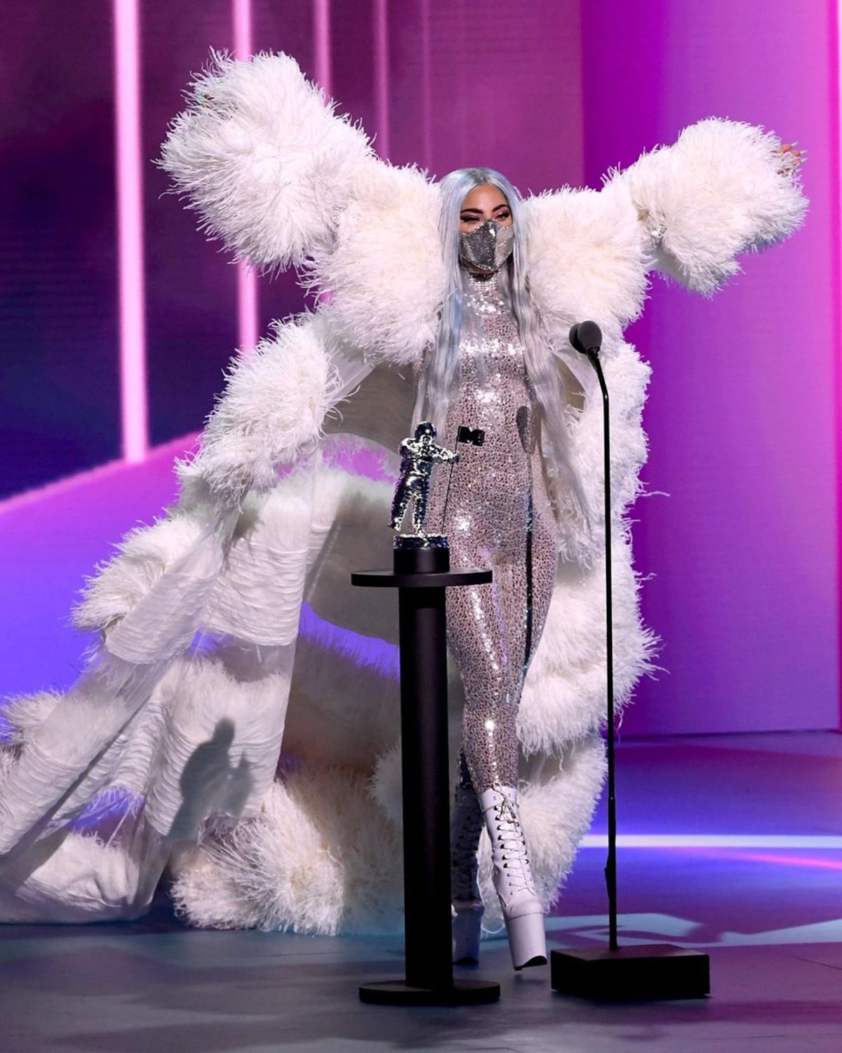 Lady Gaga arrasa los MTV Video Music Awards  con cinco premios y originales tapabocas +Fotos