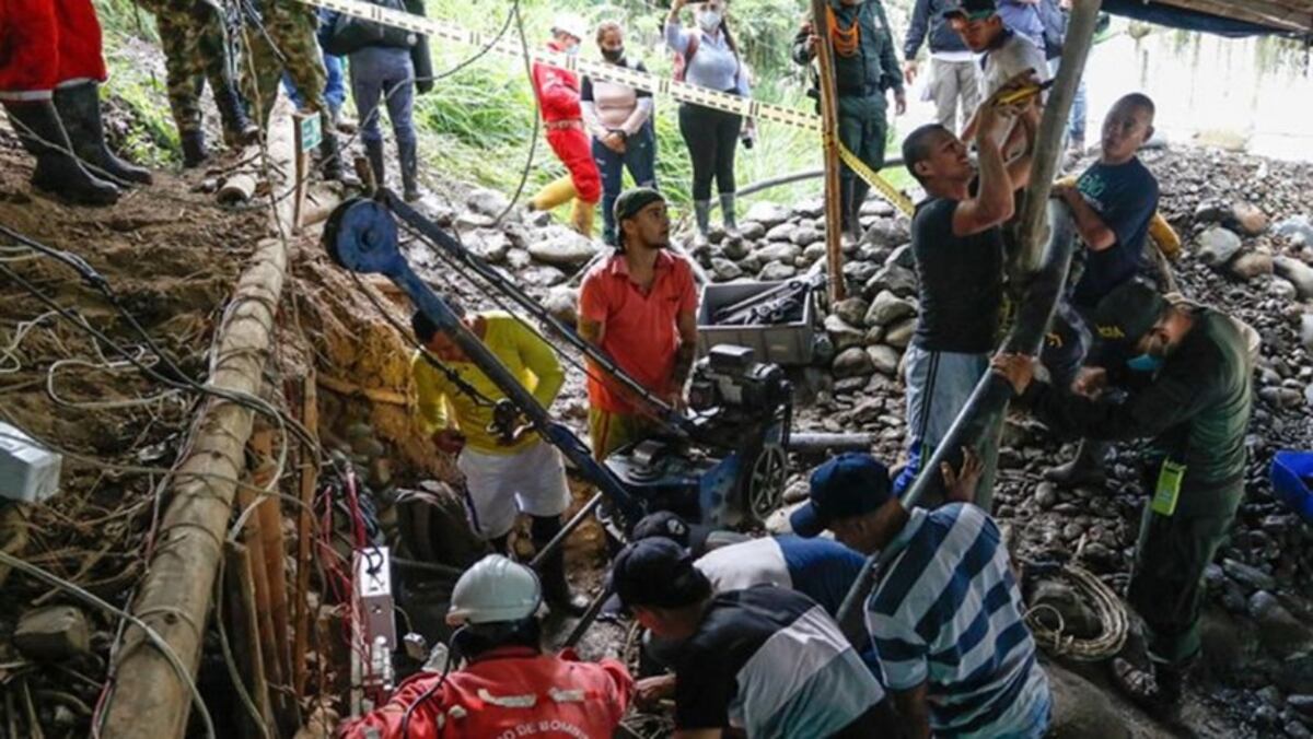 Rescatan cuerpos de 3 de los 11 mineros atrapados en un socavón