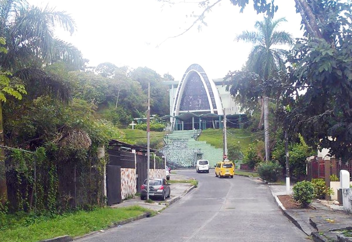 Hombre es hallado sin vida dentro de un auto en Bethania