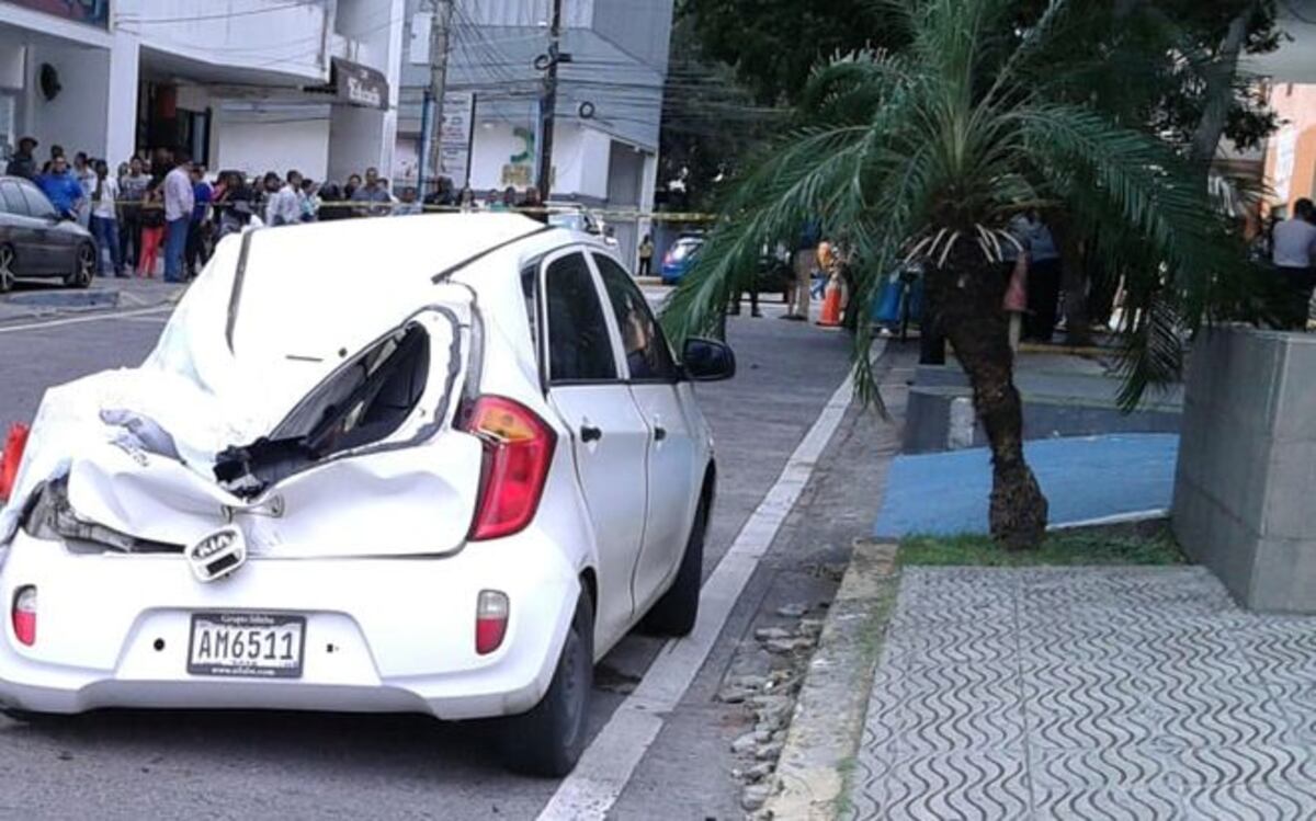 Última hora. Cae hombre de un edificio en Avenida Balboa
