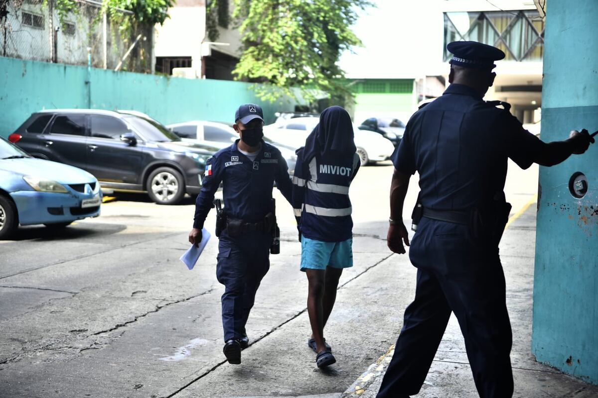 Enfrenta la detención provisional, tras la muerte de su pareja por un tiro en la cabeza