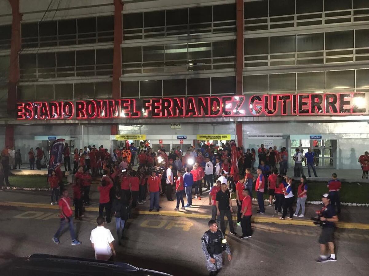 Solo los vacunados podrán ingresar al Rommel para los próximos partidos de la Roja