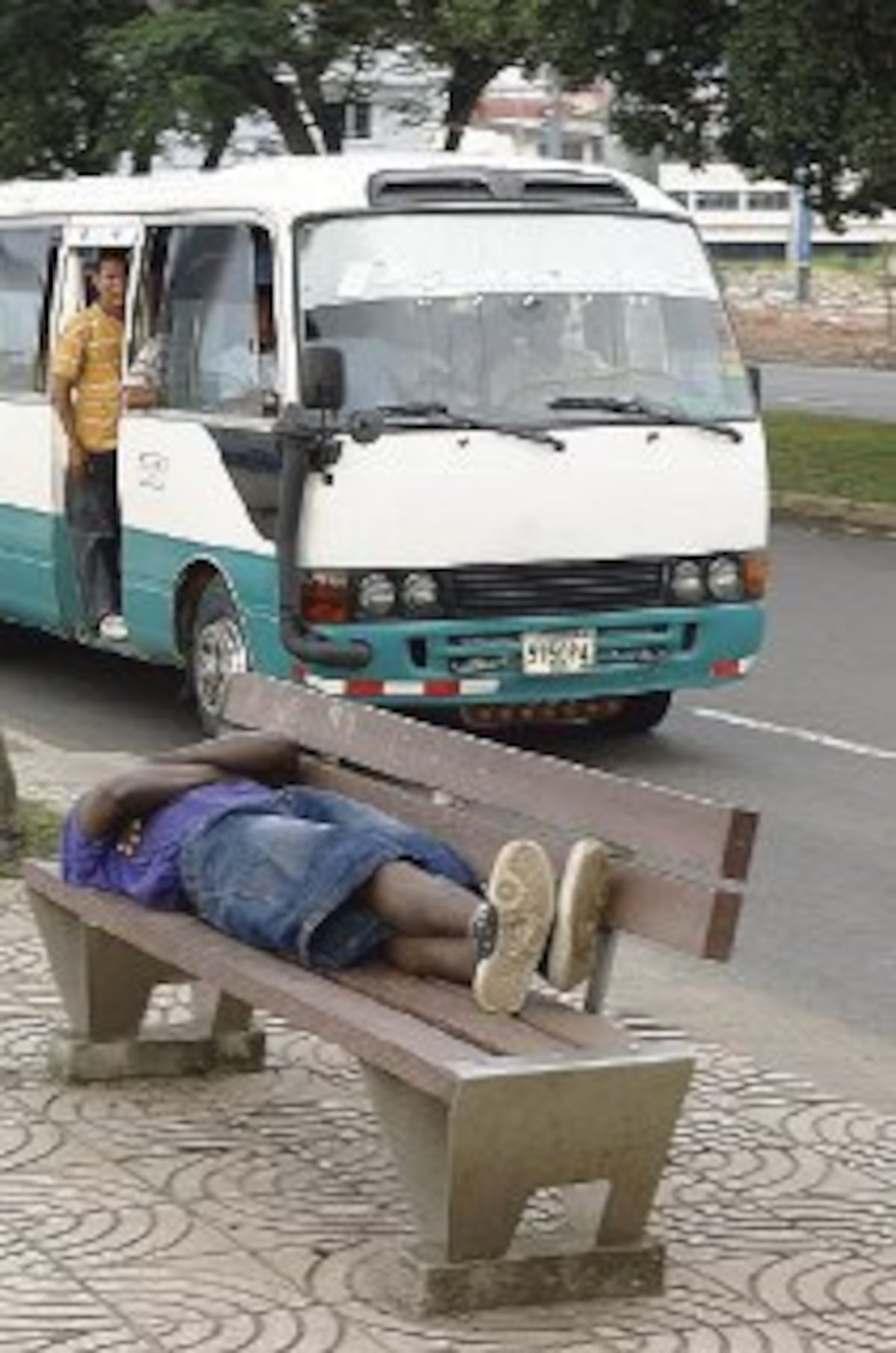 Cruel. Desde que empezó la pandemia muchos abandonaron a ancianos en las calles. Entre la covid-19 y el hambre. Video