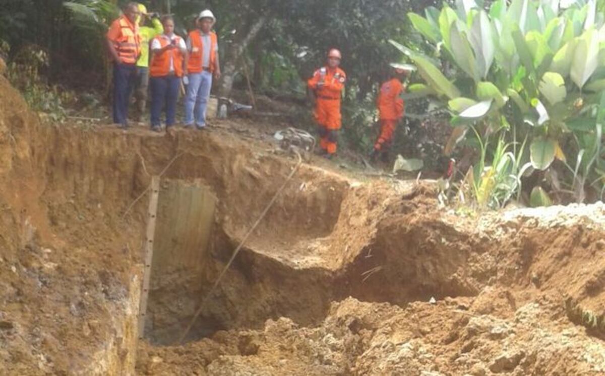 SE SALVAN DE A MILAGRO. Trabajadores quedan enterrados, tras alud de tierra