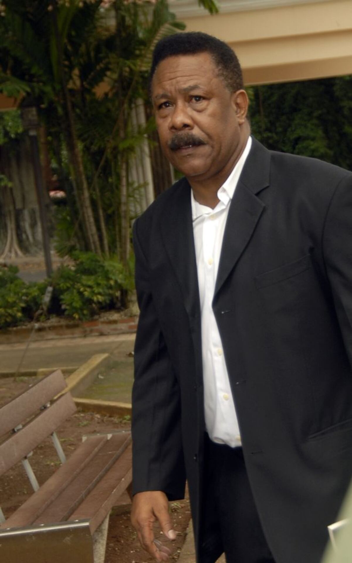 Piden ayuda para Eusebio Pedroza.El excampeón no ha muerto, pelea por su vida