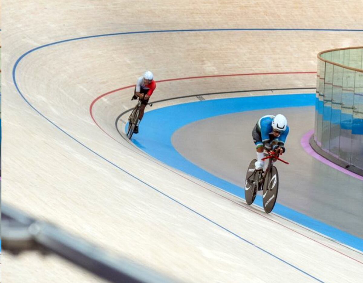 ¡Asombroso! Panameño sin velódromo termina entre los ocho mejores del mundo.  Esteban Goddard Jr. recibe diploma Paralímpico 