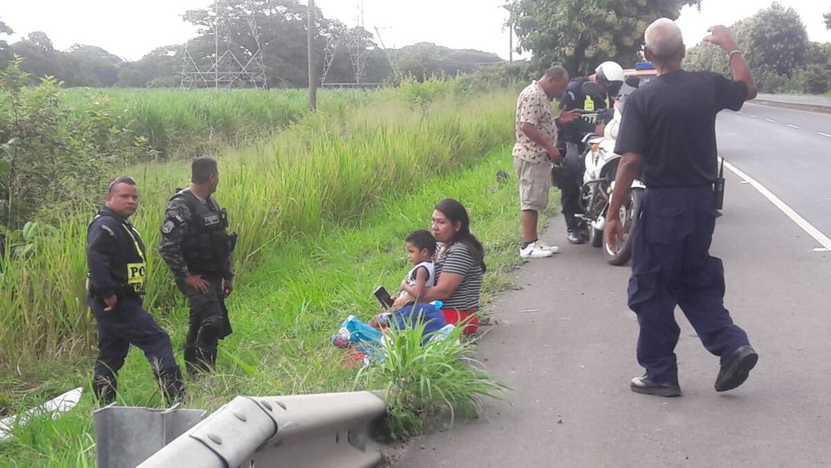 ACCIDENTE.Dos adultos y menor de dos años se lesionan, tras caer a una quebrada 