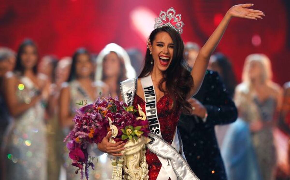 La Miss Universo se muestra al natural y habla de la premonición del traje rojo