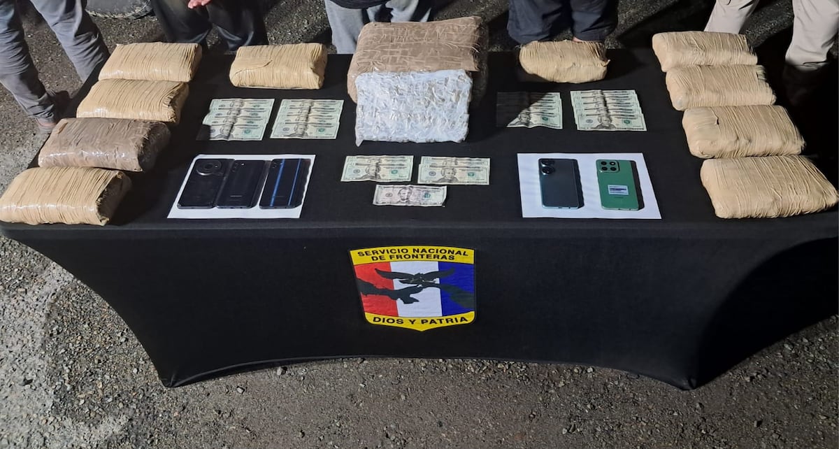 Hallan presunta droga en carro del Estado