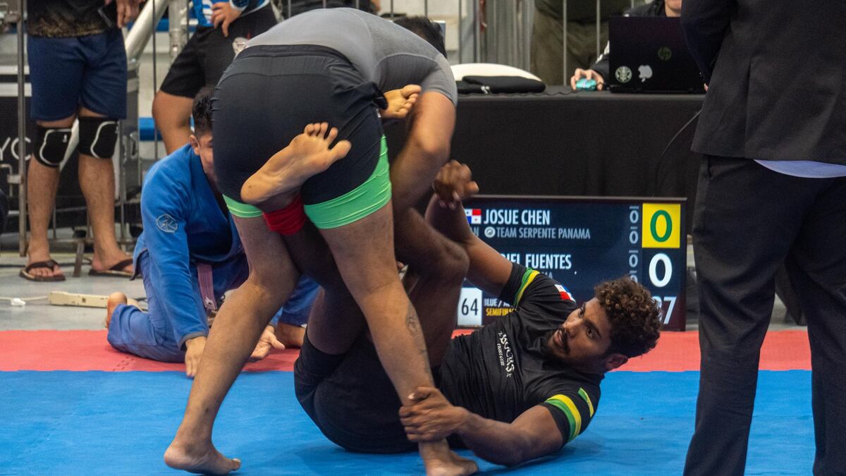 Josué Chen arrasa con triple oro en el SJJIF Intercontinental Championship