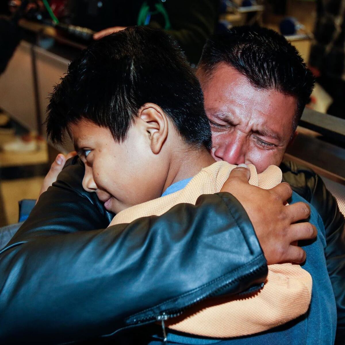 Tras año y medio de ser separados en EEUU, nueve padres migrantes deportados lograron reunirse con sus familiares