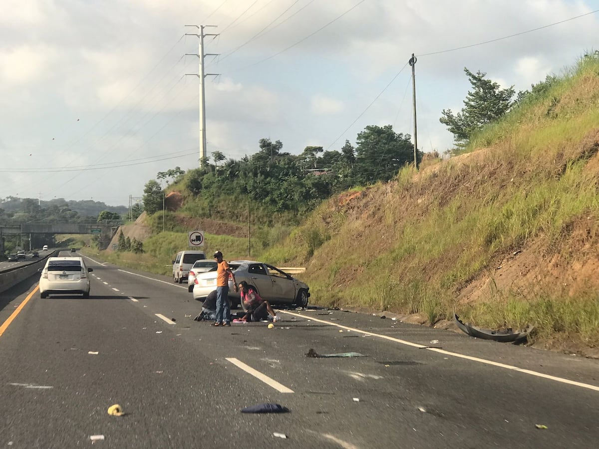 Mujer fallece en vuelco de carro en autopista de Colón en pleno Día de la Madre