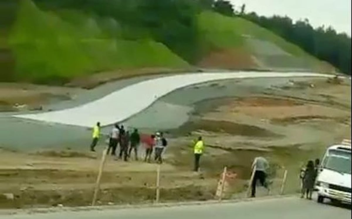 Hartos. Pasajeros atrapan ladrón y se toman la justicia por sus manos. Video