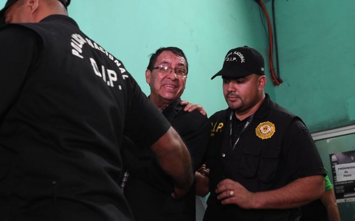VIDEO | HASTA LA GUACHA. Esposado se llevan al alcalde. Le formulan cargos.