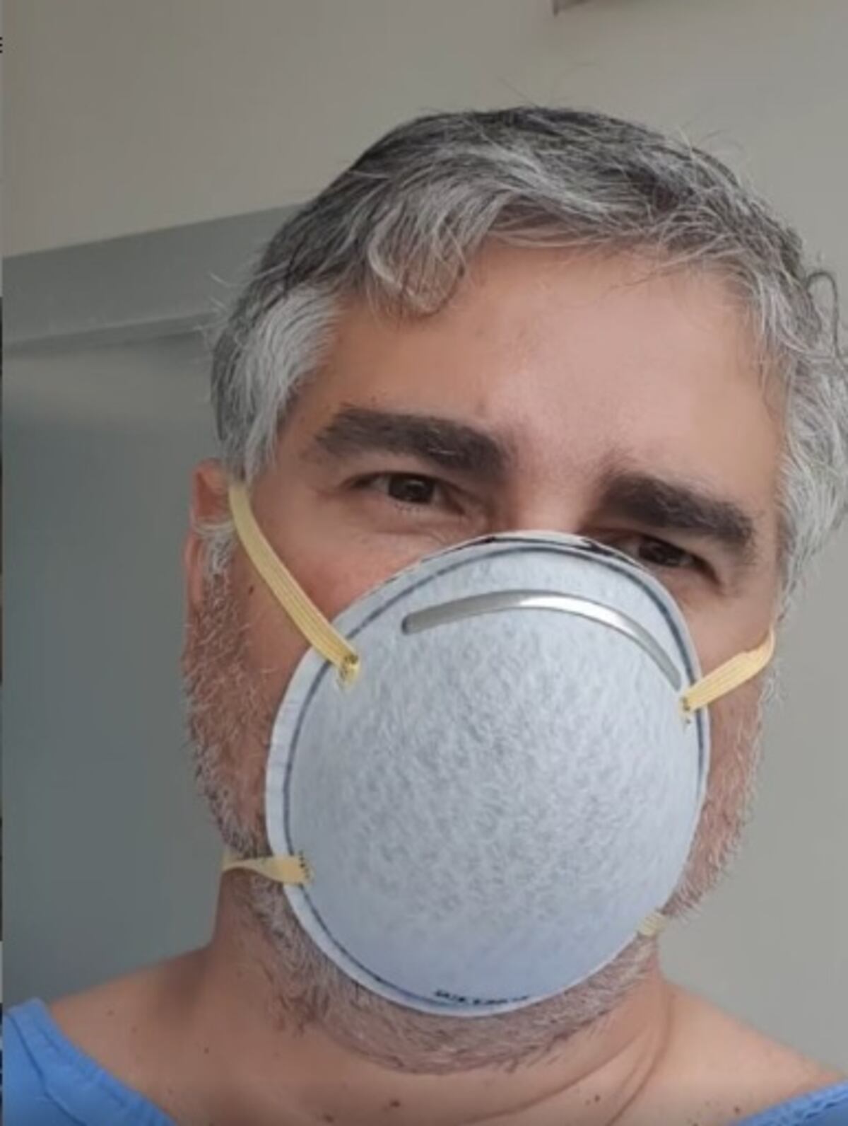 Periodista de TV se emociona hasta el llanto al ser dado de alta, venciendo al coronavirus. Video