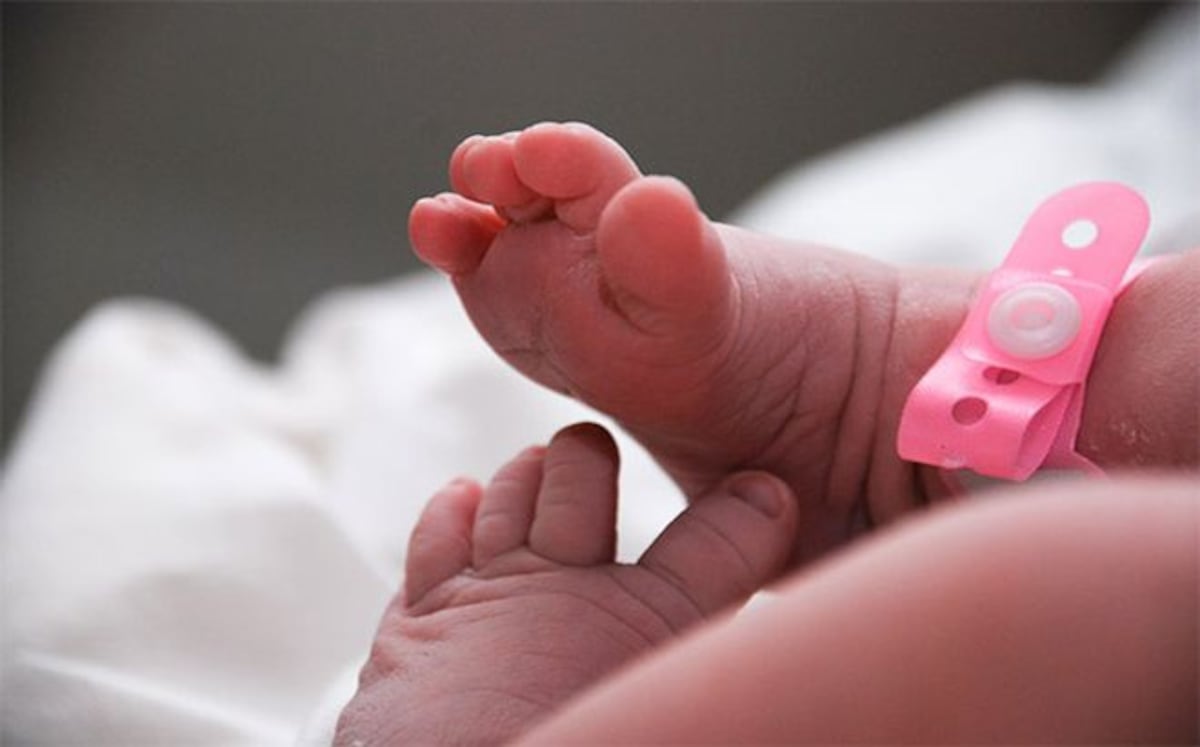 Descubre que su hijo no murió al nacer; su esposa lo había regalado